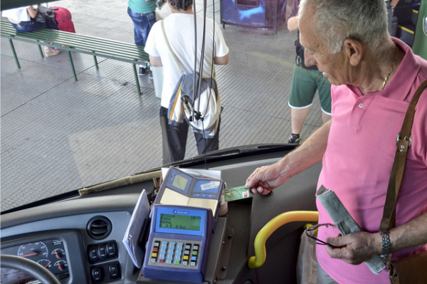 Más de 67.000 personas mayores obtienen su Tarjeta Andalucía Junta sesentaycinco durante el año 2023