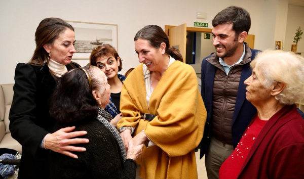 Loles López inaugura la primera residencia de personas mayores de Mojácar (Almería)