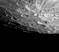 La intensa craterizacin de Mercurio muestra la nula renovacin de su superficie.