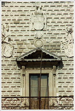 Fachada del colegio de Santa Cruz (Valladolid) (finales del siglo XV), María J. Fuente (col. particular, 2003)