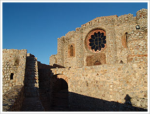 Iglesia del castillo de Calatrava la Nueva (Ciudad Real) (siglo XIII), María J. Fuente (col. particular, 2005) 