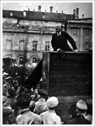 Vladimir Lenin dando un discurso en la Plaza Svérdlov (05/05/1920). Banco de Imágenes del ISFTIC