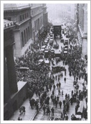Los inversores agolpados frente a la Bolsa el Jueves Negro (1929). SSA Poster