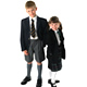 Chico y chica con uniforme escolar