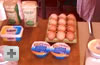Alimentos sobre mesa (huevos, leche, mantequilla)