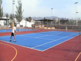 Dos personas jugando al tennis