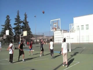 Jvenes jugando a baloncesto