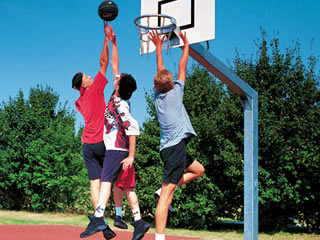 Tres chicos jugando a baloncesto