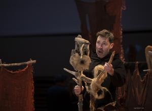 Marionetista manipulando en escena un personaje de El retablo de Maese Pedro