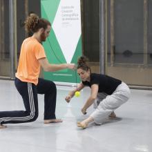 Dos alumnos haciendo una práctica del curso con una pelota unida a una cuerda 