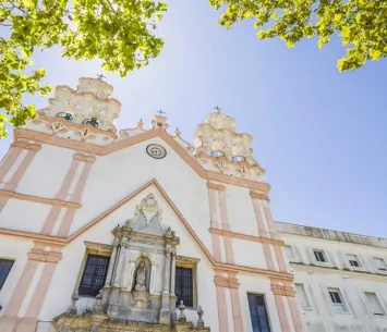 Vista frontal de la fachada de la Iglesia de Nuestra Señora del Carmen y Santa Teresa
