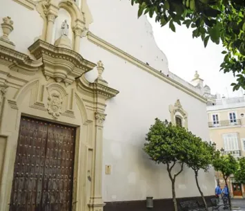 Fachada y puerta de entrada de una iglesia