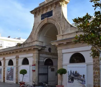 Fachada del Mercado Central de Abastos de Cádiz