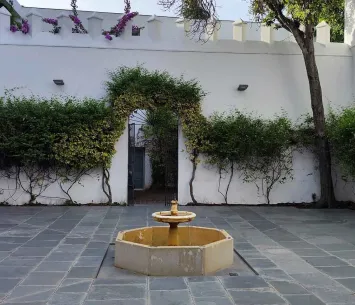 Patio al aire libre con una fuente en el centro