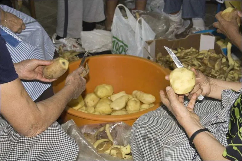 pelando_patatas_para_las_migasciaph.jpg