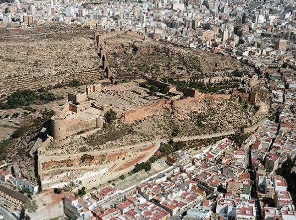 Vista aérea de la Alcalazaba de Almería (jpg 100 Kb, en nueva ventana)
