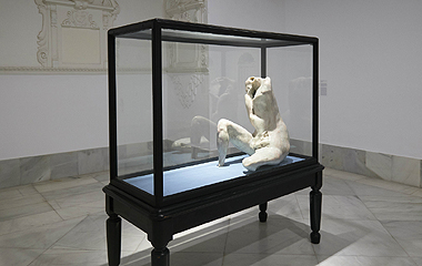 Berlinde de Bruyckere, La femme sans tte (La mujer sin cabeza), 2004. Cera, madera y vidrio, 192 x 82 x 182 cm. Coleccin Sandretto Re Rebaudengo. Foto: Pablo Ballesteros