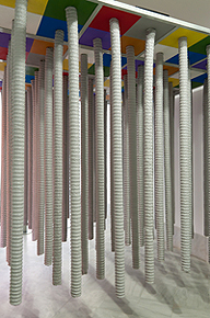 LUGAN. Bosque de mensajes, 2001. 300 x 323 x 560 cm. Instalacin de tubos, amplificadores, altavoces, sintetizadores, largueros, columnas, tableros