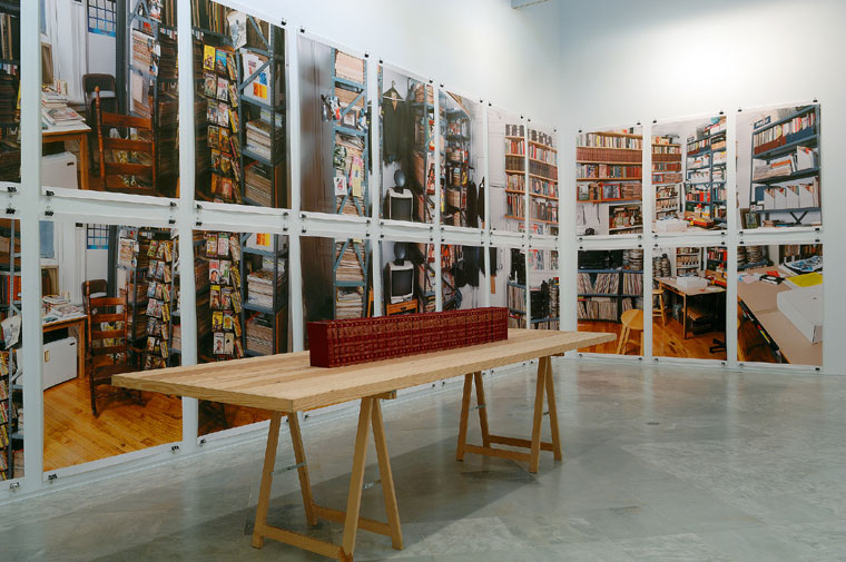 ALLEN RUPPERSBERG. The new five foot shelf, 2001. 50 libros. 20 x 13,2 x 3 c/u. Tablero 2,9 x 160 x 5;44 fotos-posters 146,3 x 89,8. Instalacin
