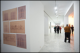 Vista general de sala de la exposición 'A las ciudades se las conoce, como a las personas, en el andar'. Fotografa: Guillermo Mendo