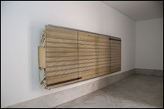 Reinhard Mucha. Bantin, 2003. Instalacin escultrica: madera, cristal, aluminio, esmalte pintado en el reverso del cristal y tela de algodn. 153,67 x 407,67 x 44,77 cm