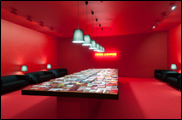 ALFREDO JAAR. Marx Lounge, 2010. Instalacin. Dimensiones variables. Coleccin CAAC. Foto: Guillermo Mendo