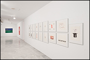 Vista de sala de la exposición 'Ondas en expansión: derivas del conceptual lingüístico'. Fotografa: Guillermo Mendo