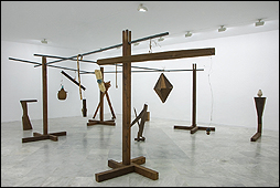 Jacobo Castellano. 'Sin ttulo', 2017 - 18. Madera, vidrio, metal y materiales varios. Cortesa del artista