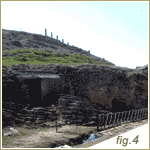 (Fig.4 - Vista actual de la necrópolis rupestre conocida como las Cuevas de Osuna, en la Vereda Real de Granada )