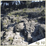 (Fig.10 - Vista actual de los restos conservados de la cavea del teatro de Urso)(Abre en ventana nueva)