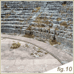 (Fig.10 - Detalle de las gradas de la cavea, talladas en la roca natural)(Abre en ventana nueva)