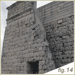 (Fig.14 - Detalle de los restos conservados del muro trasero del edificio escénico)(Abre en ventana nueva)