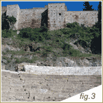 (Fig.3 - Vista actual del teatro, sobre la ladera de la luego Alcazaba medieval)