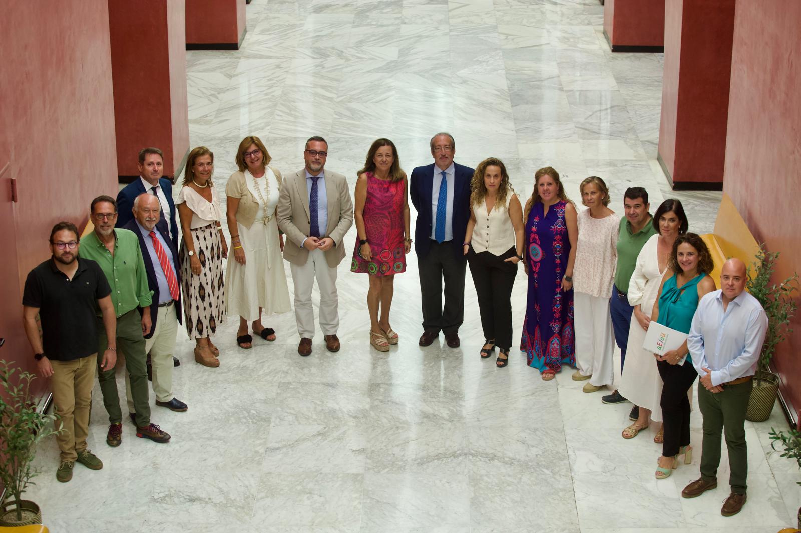 La consejera con representantes de la Mesa del Primer Ciclo de Infantil.