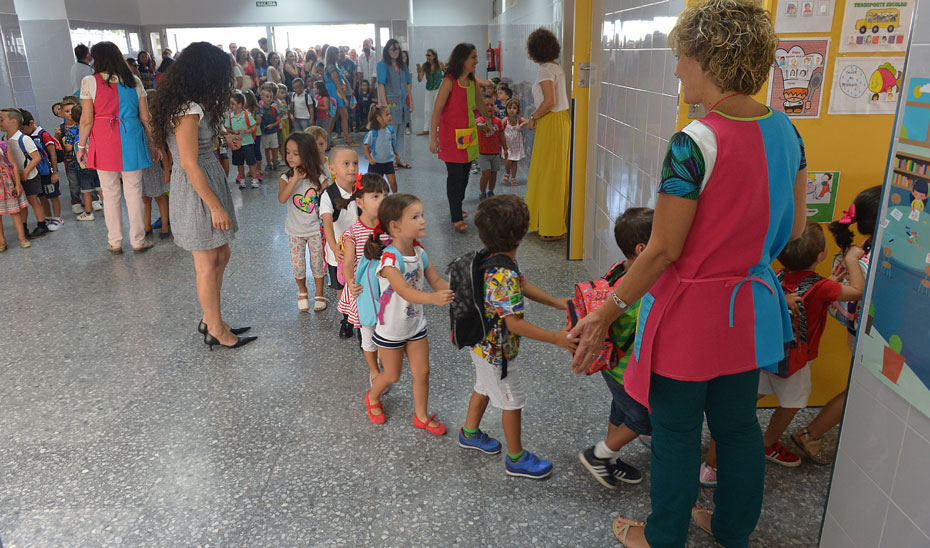 Escolares entrando en el aula.