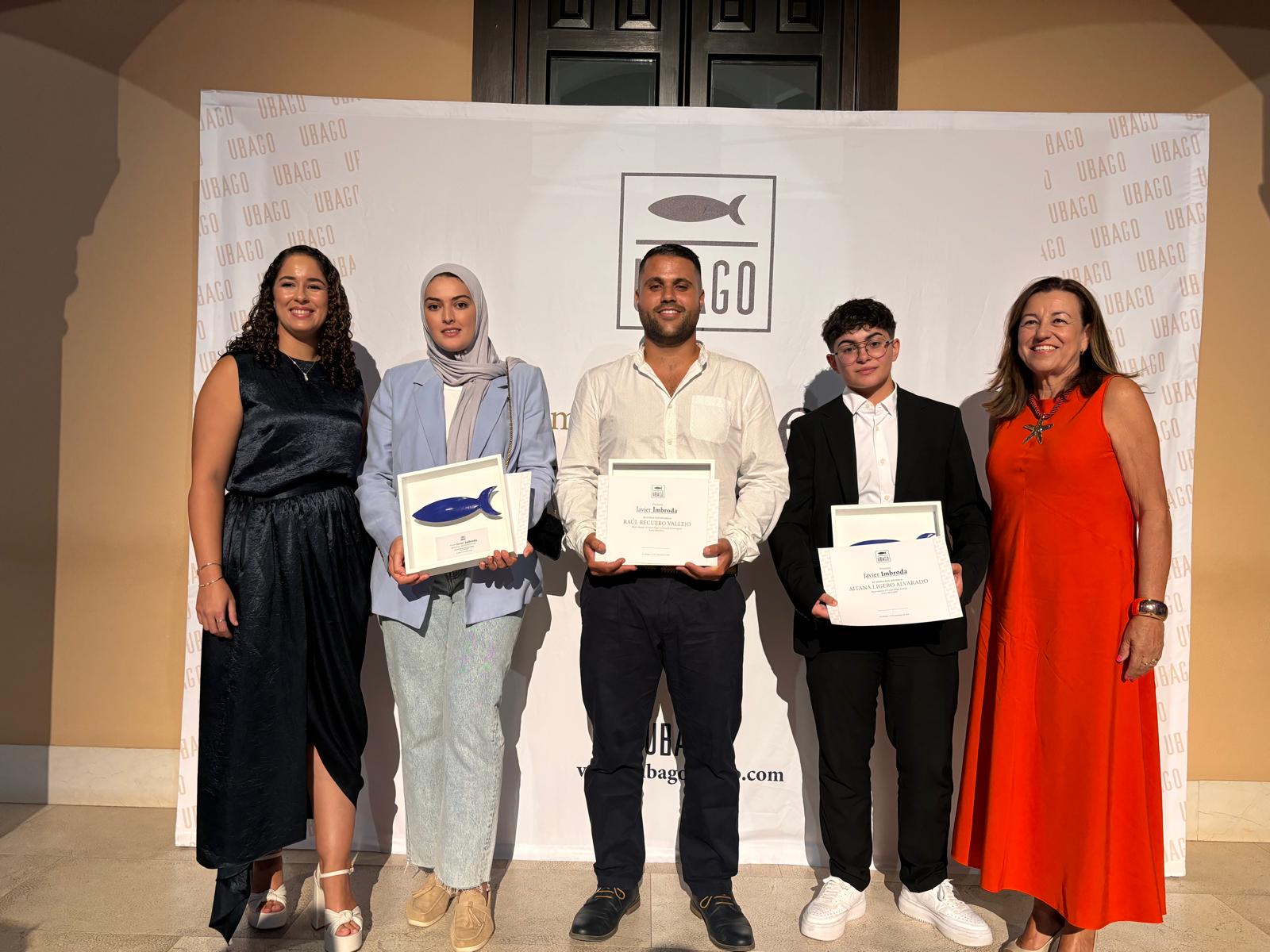 La consejera con los estudiantes premiados.