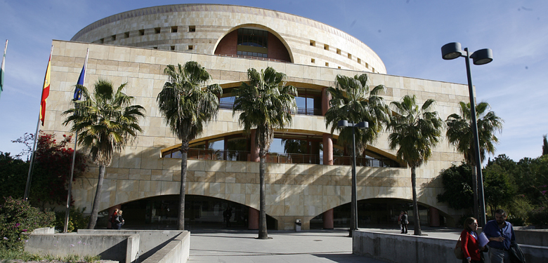 imagen del exterior del edificio de Torre Triana, sede la Consejería de Desarrollo Educativo y FP