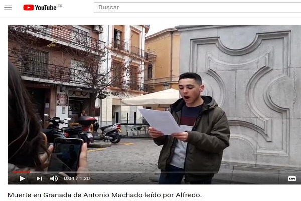 Alumno leyendo en la plaza de la Universidad 