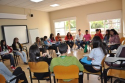 Grupo de jóvenes participando en un taller de formación durante un Encuentro Joven celebrado en Mollina en 2018.