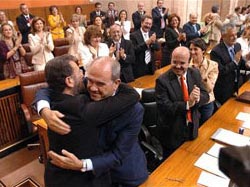 02.05.06.- El presidente andaluz recibe los aplausos de la Cámara tras la aprobación del texto por el Parlamento.