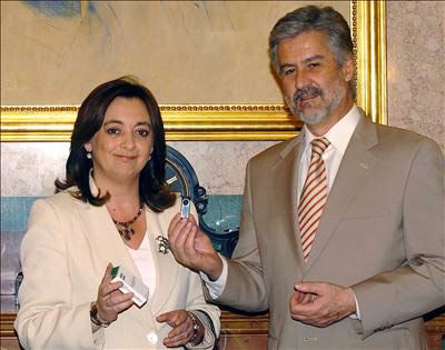 05.05.06.- La propuesta de Estatuto llega al Congreso de los Diputados de manos de la presidenta del Parlamento de Andalucía, María del Mar Moreno. En la imagen, el presidente del Congreso, Manuel Marín recibe el texto en formato digital.