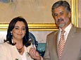 05.05.06.- La propuesta de Estatuto llega al Congreso de los Diputados de manos de la presidenta del Parlamento de Andalucía, María del Mar Moreno. En la imagen, el presidente del Congreso, Manuel Marín recibe el texto en formato digital.