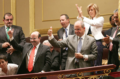 23.05.06.- El presidente de la Junta y el consejero de la Presidencia, satisfechos al término de la sesión de debate en el Congreso.