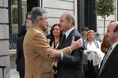 02.11.06.- El Congreso de los Diputados somete a aprobación el dictamen de la Comisión Constitucional sobre la reforma del Estatuto de Autonomía. En la imagen, el presidente andaluz saluda a Manuel Marín a su llegada al Congreso.