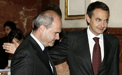 02.11.06.- El presidente del Gobierno conversa con el responsable del Ejecutivo andaluz.