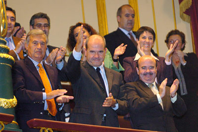02.11.06.- Manuel Chaves, junto al consejero de la Presidencia y el delegado del Gobierno central en Andalucía, saluda tras la aprobación del dictamen de la Comisión Constitucional sobre la reforma del Estatuto de Autonomía para Andalucía. Salió adelante con 306 votos a favor y 2 abstenciones (Bloque Nacionalista Gallego y Eusko Alkartasuna).