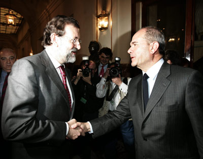 02.11.06.- El presidente del Partido Popular, Mariano Rajoy, felicita al presidente de la Junta tras la aprobación del Estatuto.