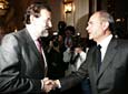 02.11.06.- El presidente del Partido Popular, Mariano Rajoy, felicita al presidente de la Junta tras la aprobación del Estatuto.