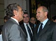 02.11.06.- El presidente de la Junta conversa con el portavoz del grupo socialista en el Congreso y miembro de la Comisión Constitucional, Diego López Garrido, a las puertas del Congreso.