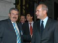 02.11.06.- Manuel Chaves y María del Mar Moreno junto al diputado andaluz de Izquierda Unida y ponente del Estatuto, Antonio Romero, a la salida del Congreso de los Diputados.